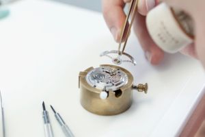 Uhrmacher bei der Arbeit in der Werkstatt von Juwelier Dührkoop