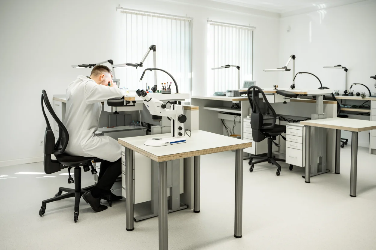 Uhrmacher in der eigenen Werkstatt von Juwelier Dührkoop